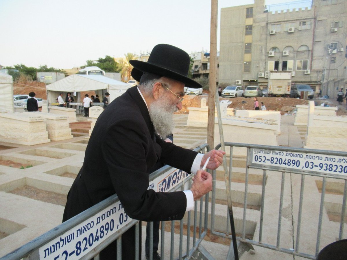 הגר"ש מרקוביץ התפלל ליד קבר מרן הגרא"מ שך זצ"ל