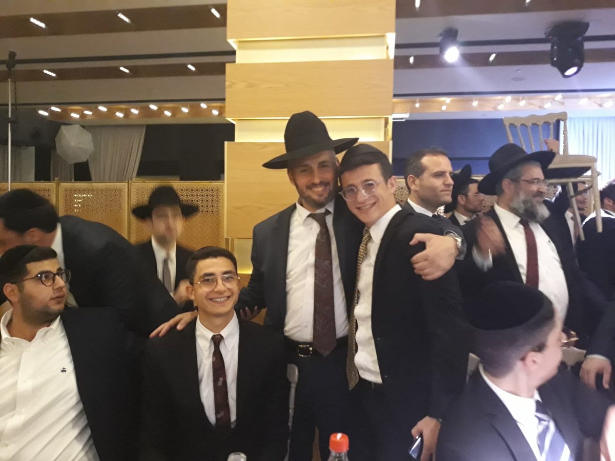 הרב יוסף ניאזוף ברמ"צ את התאומים. תיעוד