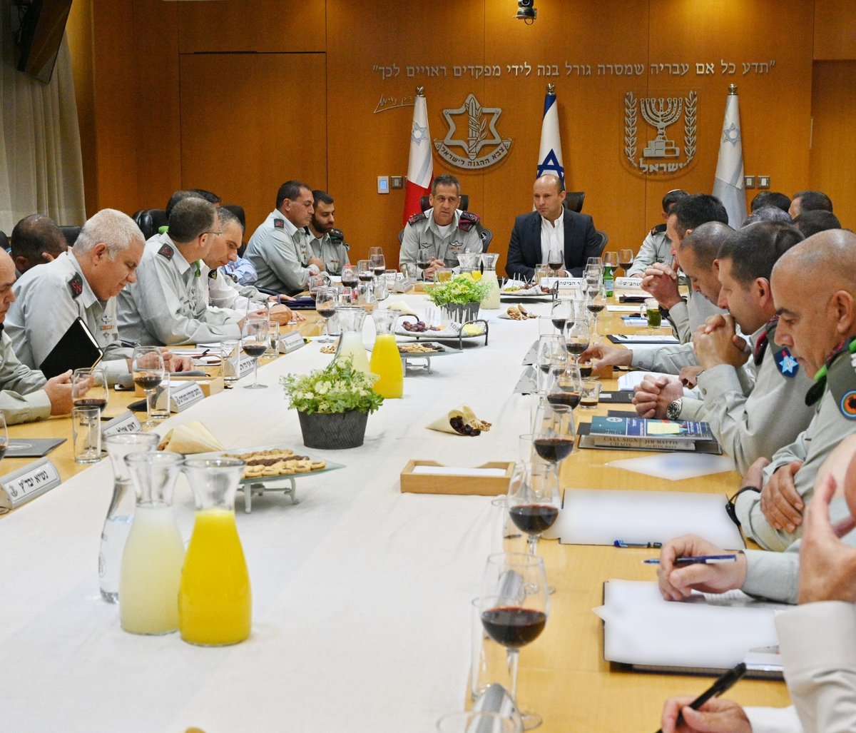 צפו: התפילה של השר נפתלי בנט בפני אלופי המטכ"ל