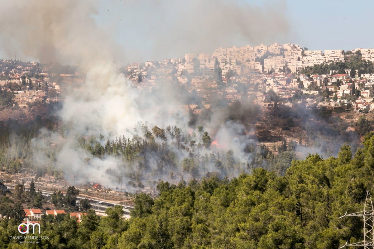 שריפה גדולה ליד מבשרת ציון; תושבים פונו