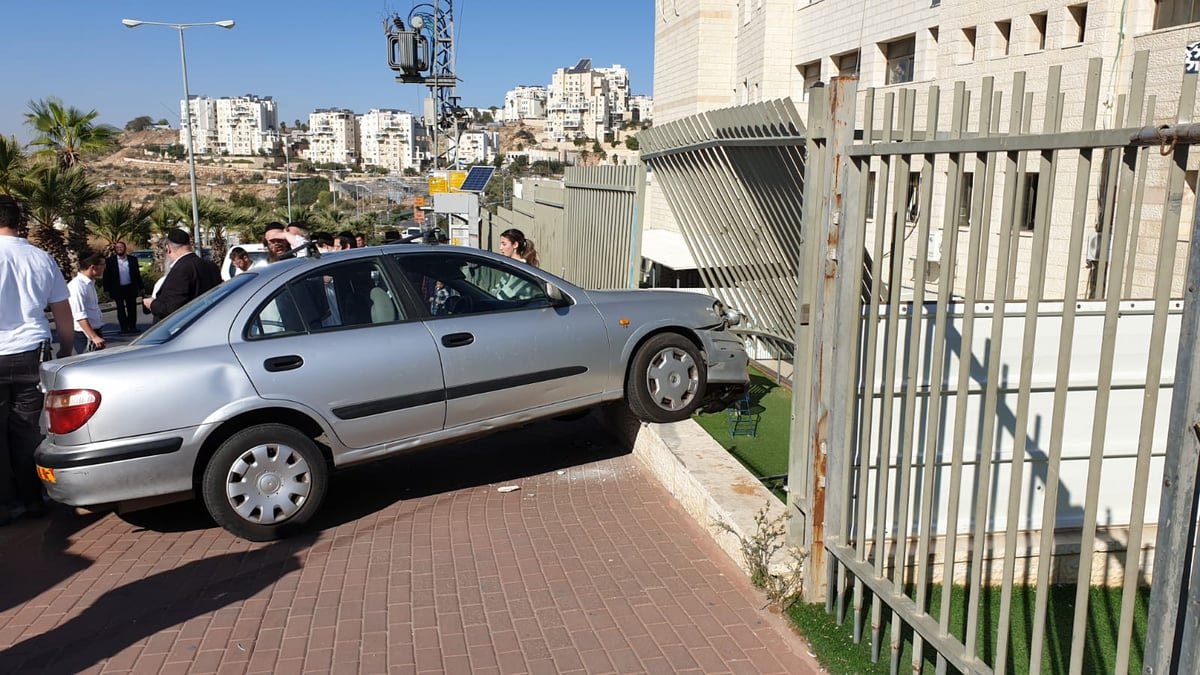 לפני סיום הלימודים: רכב התנגש בגדר החיידר