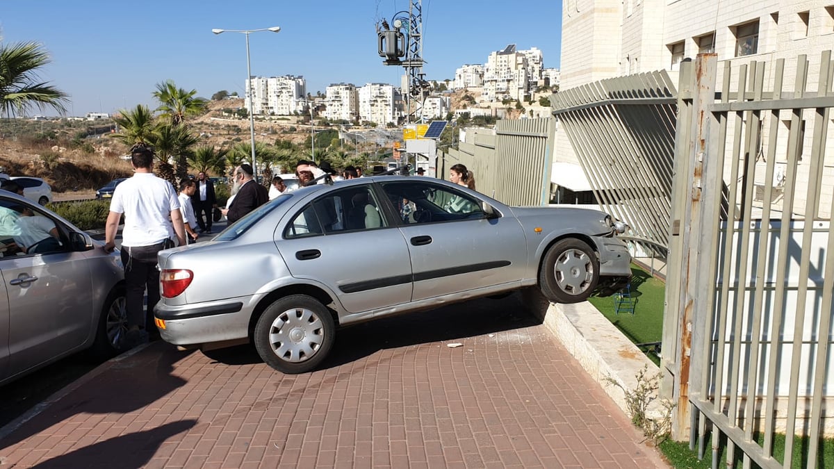 לפני סיום הלימודים: רכב התנגש בגדר החיידר