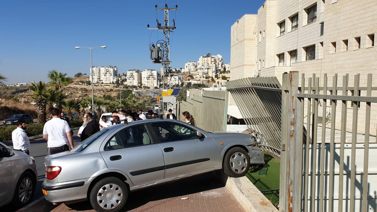 לפני סיום הלימודים: רכב התנגש בגדר החיידר