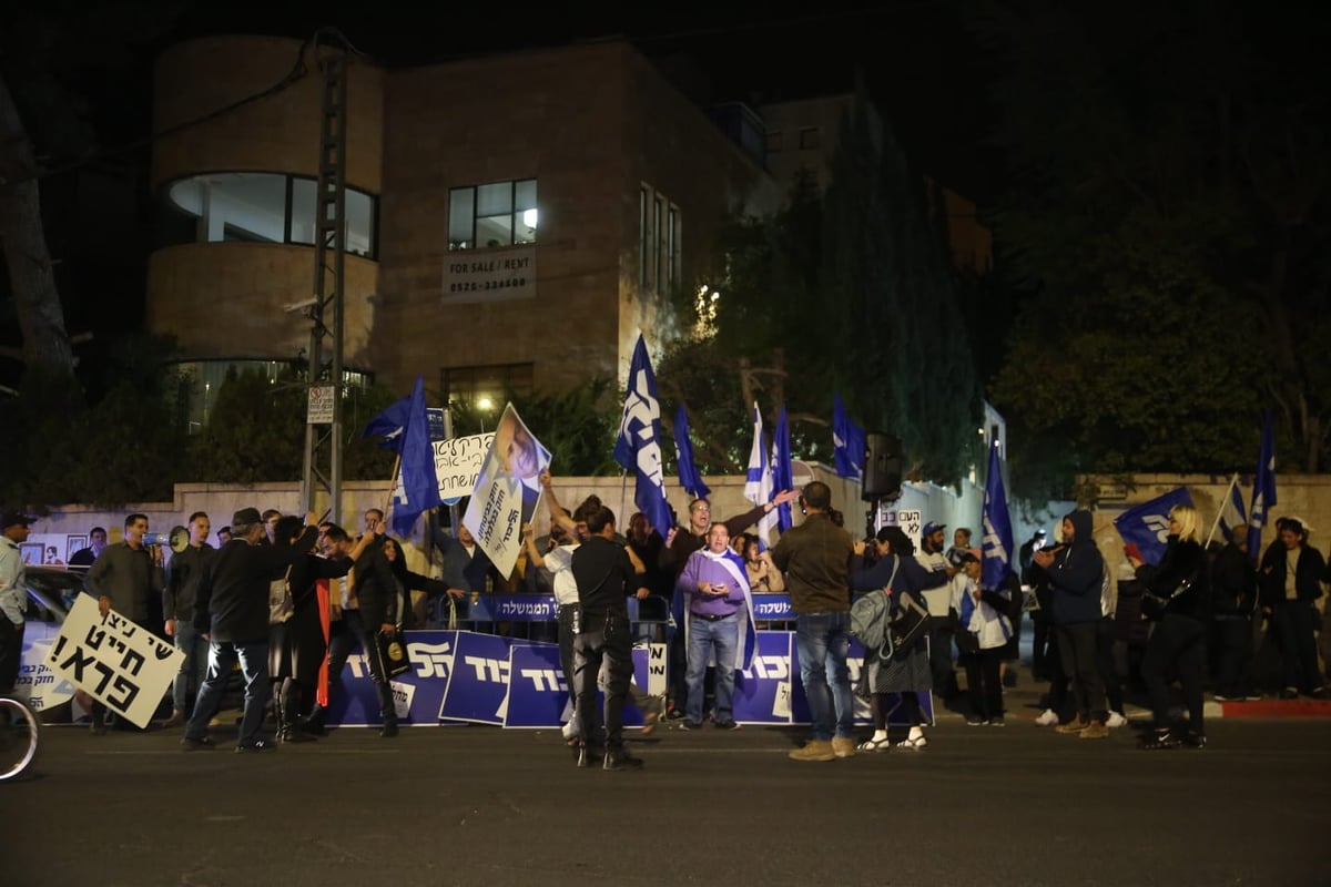 זעם מתפרץ: ה'ביביסטים' באו לתמוך בראש הממשלה