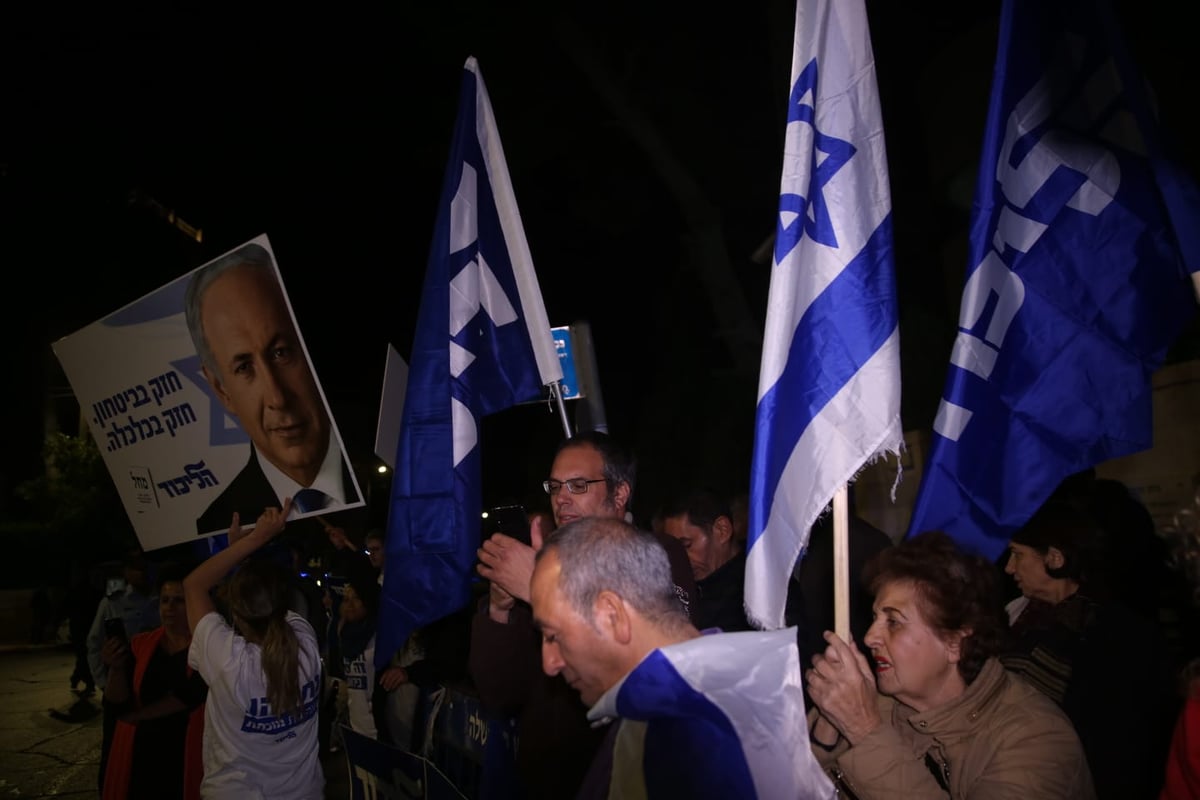 זעם מתפרץ: ה'ביביסטים' באו לתמוך בראש הממשלה