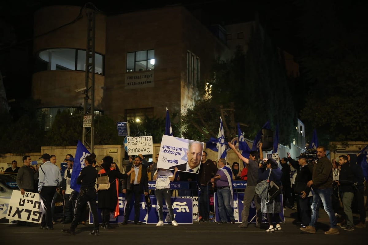 זעם מתפרץ: ה'ביביסטים' באו לתמוך בראש הממשלה