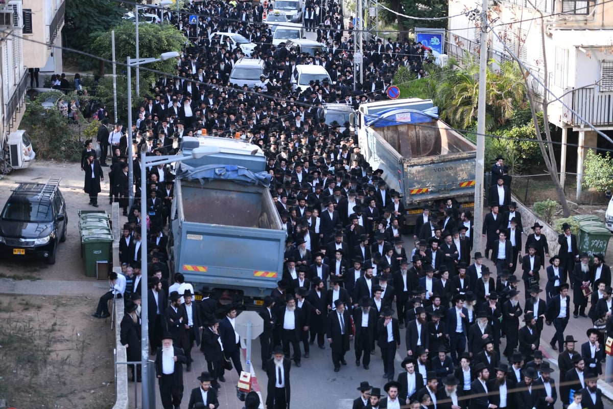 ה'חזונאישניקים' ליוו את רבם למנוחות. תיעוד