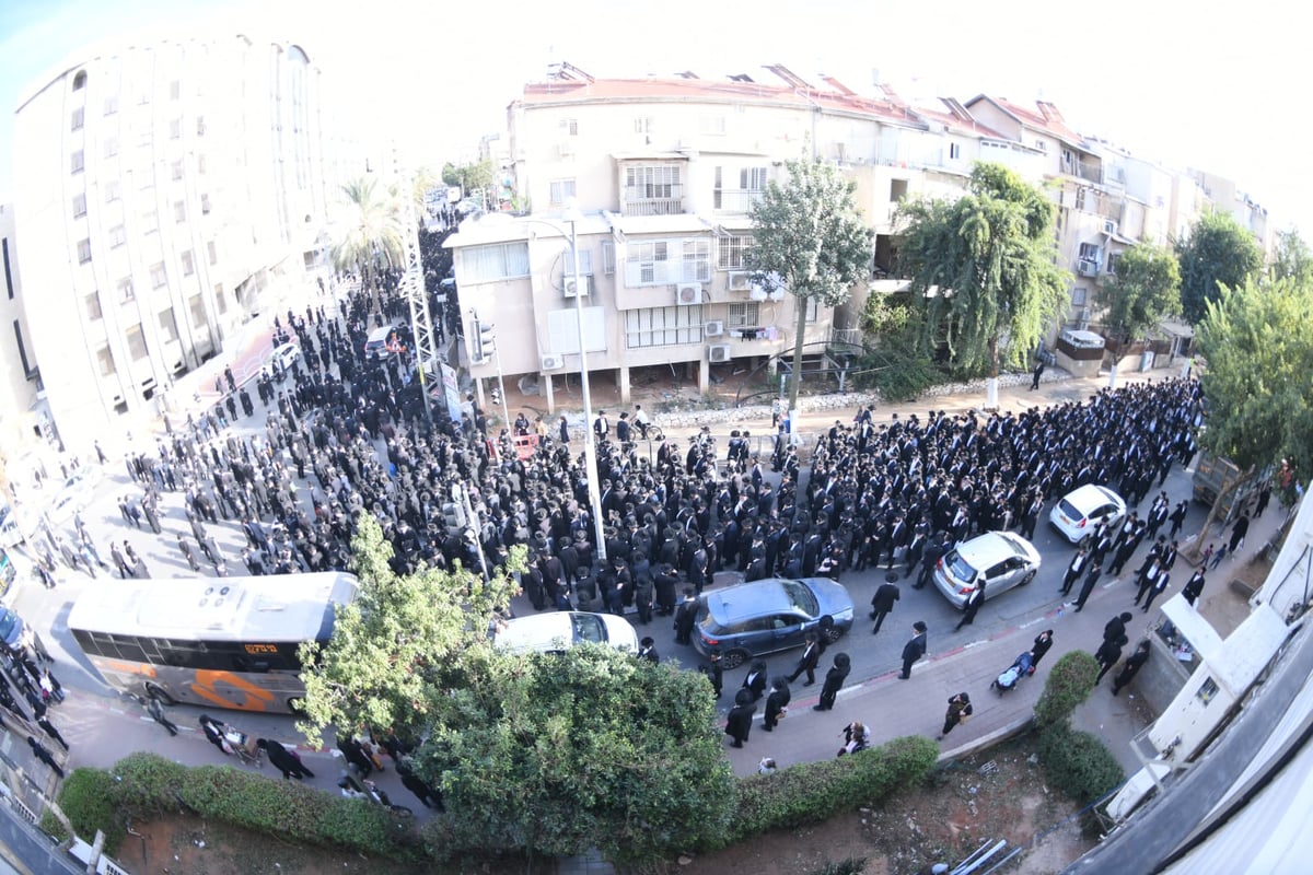 ה'חזונאישניקים' ליוו את רבם למנוחות. תיעוד