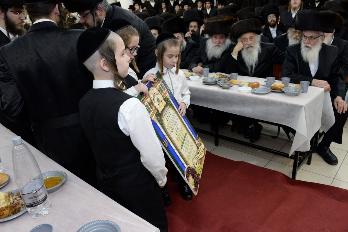 חסידי צאנז בחיפה העניקו 'שעות רצופות' לאדמו"ר