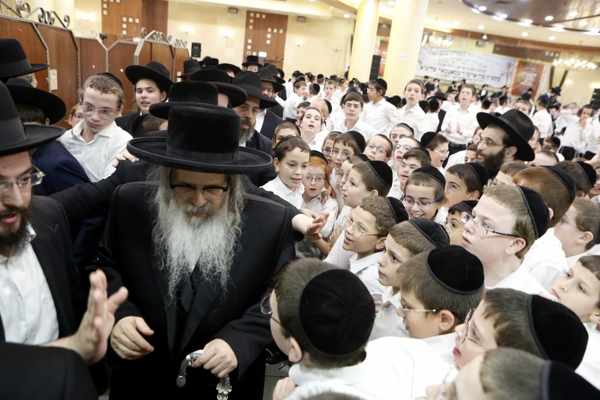 בשירה, ביידיש: כך ילדי 'הפלג' קיבלו את פני הרבי מסאטמר