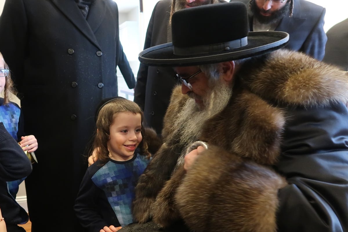 האדמו"ר מסאטמר במעמד 'חלאקה' לנכדו