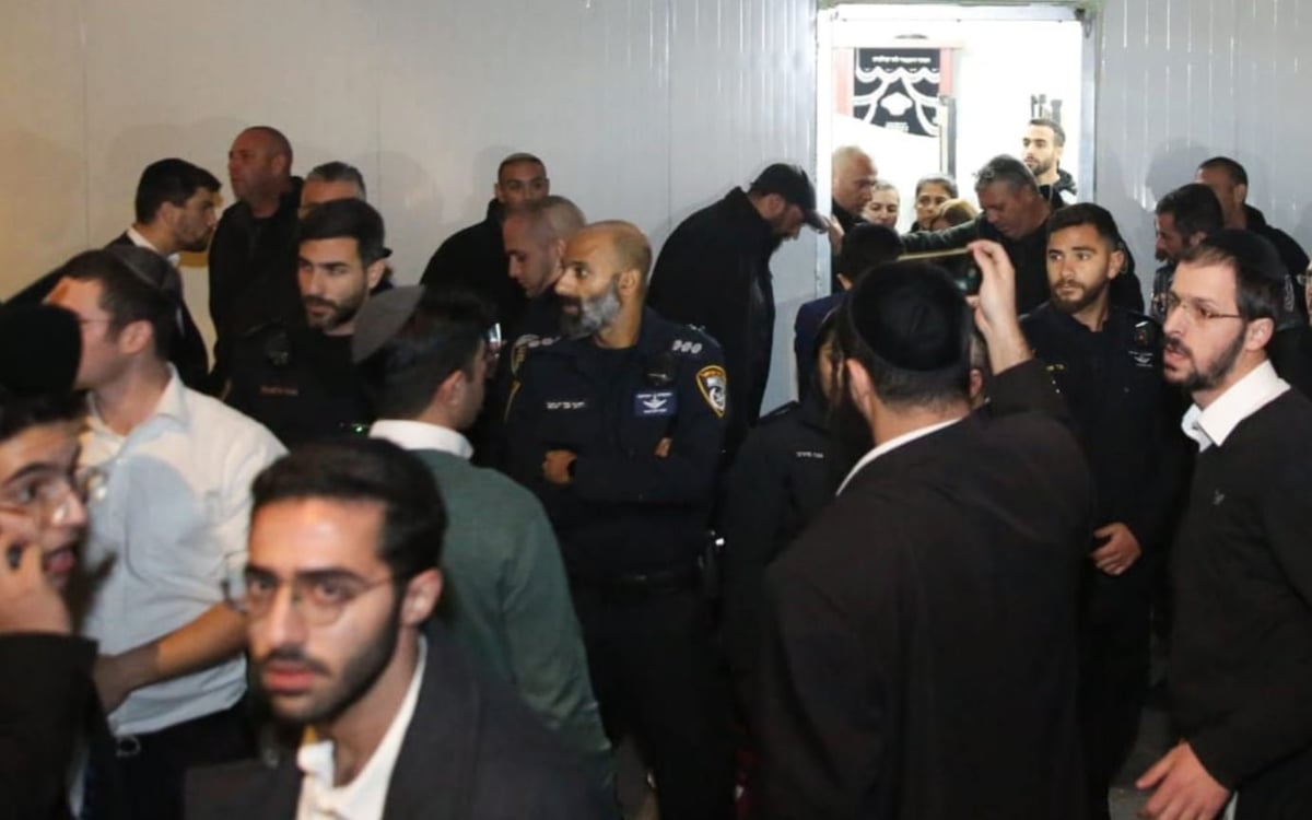 כוחות משטרה בכניסה לבית הכנסת, אמש
