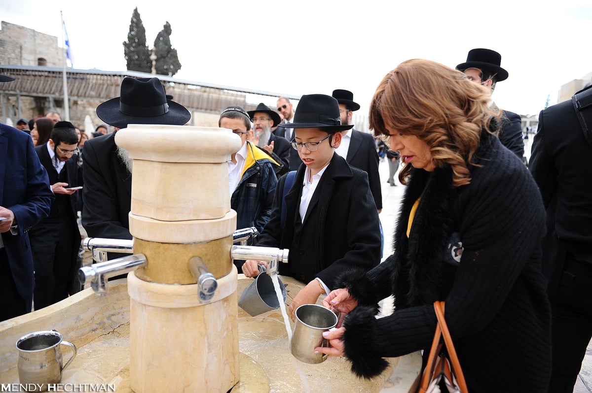 למחרת בר המצווה: מוישי הולצברג בכותל