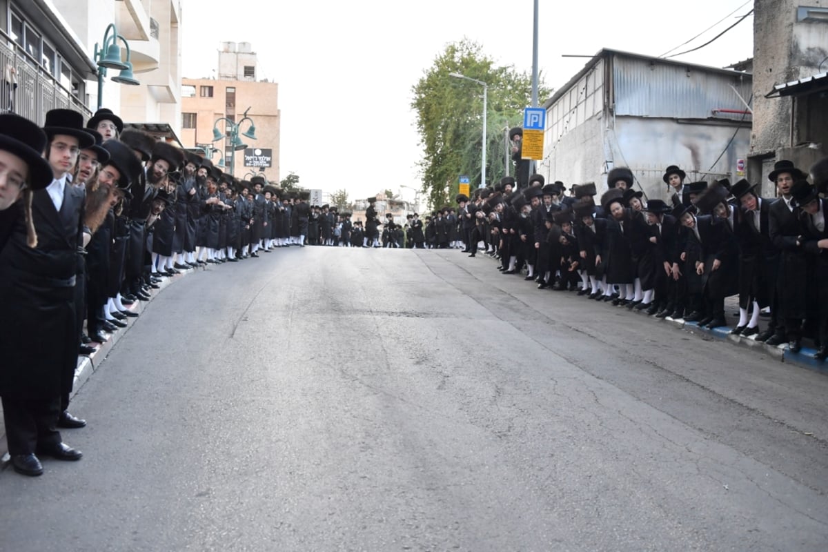 צפו: שמחת ה'אופרוף' וה'פארשפיל' בויז'ניץ