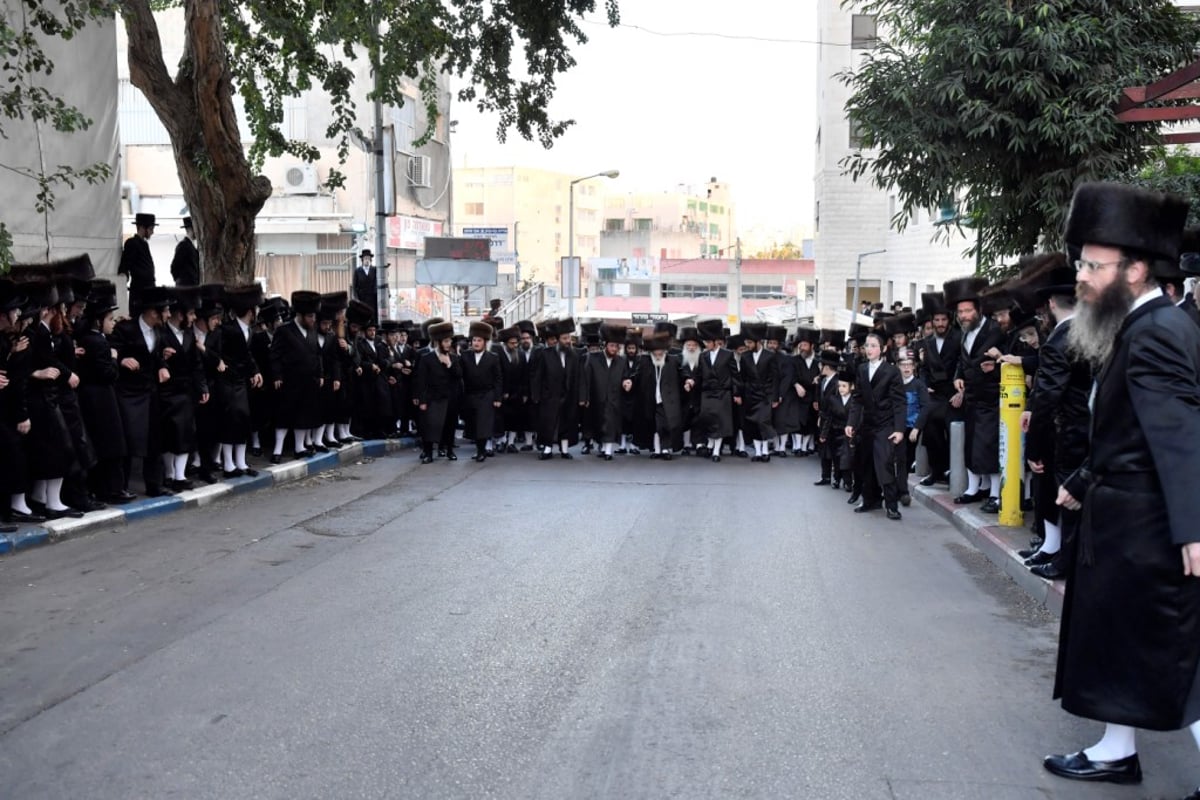 צפו: שמחת ה'אופרוף' וה'פארשפיל' בויז'ניץ