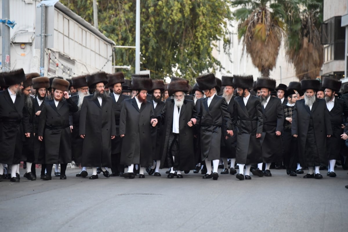 צפו: שמחת ה'אופרוף' וה'פארשפיל' בויז'ניץ