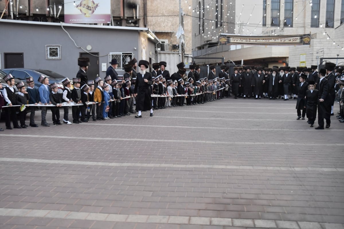 צפו: שמחת ה'אופרוף' וה'פארשפיל' בויז'ניץ