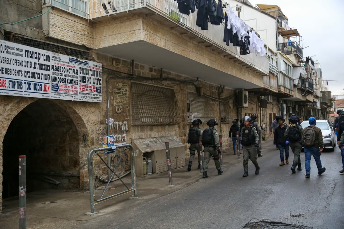 איים על השוטרים ש"יחתוך את עצמו" ונעצר • תיעוד