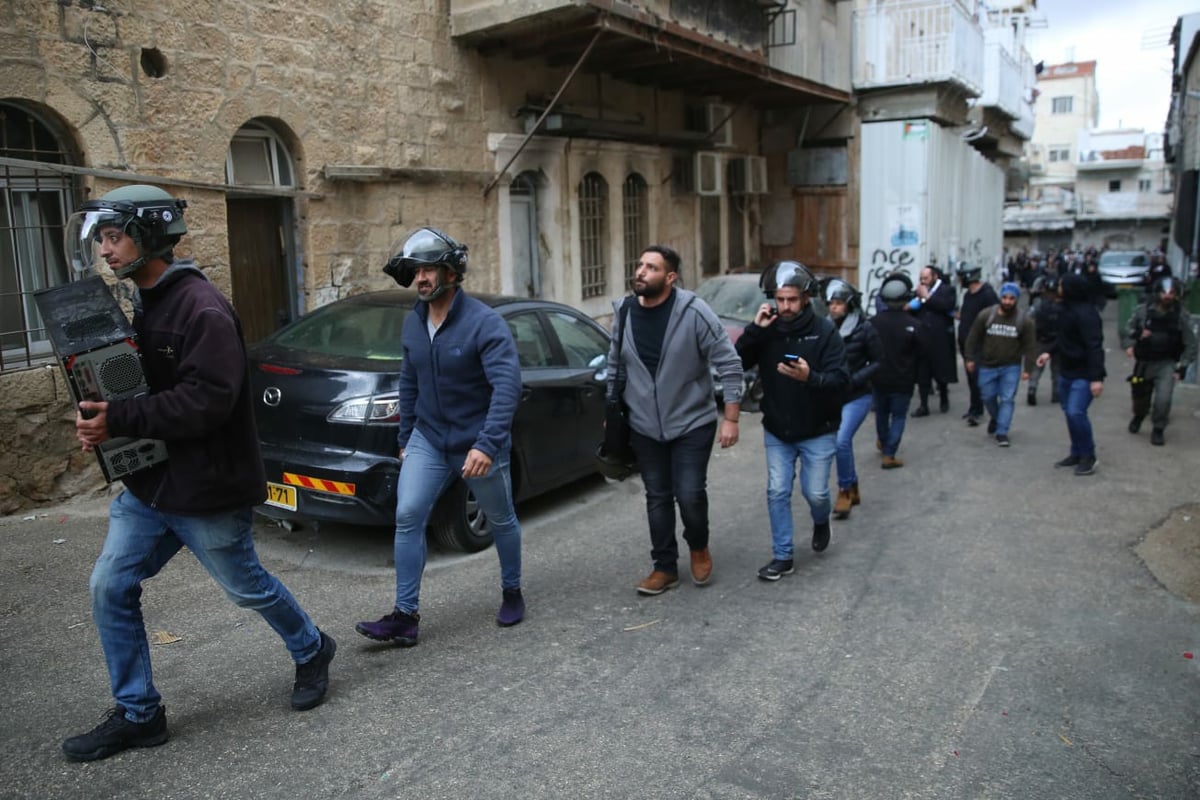 איים על השוטרים ש"יחתוך את עצמו" ונעצר • תיעוד