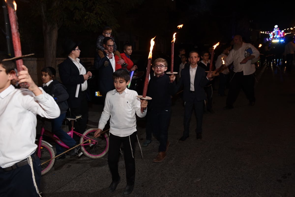 בבית וגן קיפצו בהכנסת ספר התורה, לבית הכנסת החדש • צפו