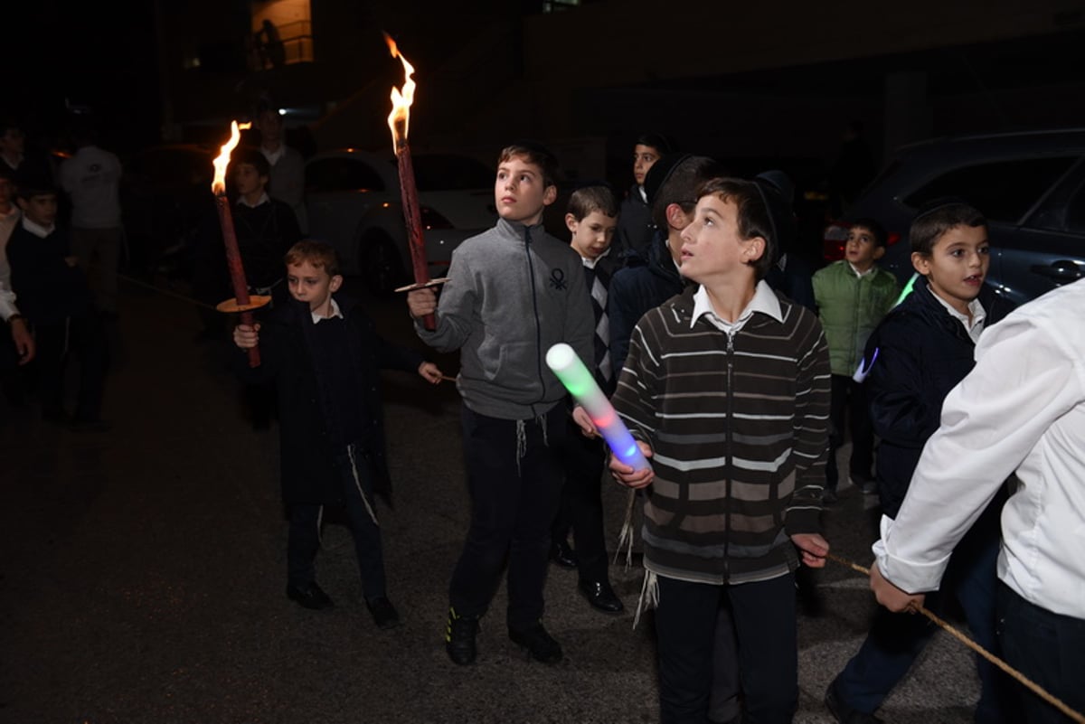 בבית וגן קיפצו בהכנסת ספר התורה, לבית הכנסת החדש • צפו