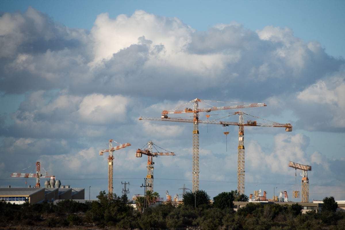 מנופים ועננים כבדים מעל אזור התעשייה ברקן בשומרון