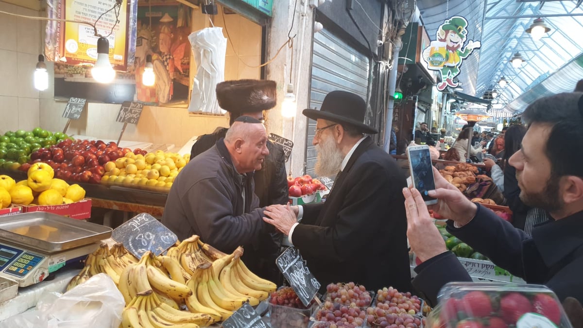 כנגד חילול שבת: רבה של ירושלים ערך סיור בשוק - בערב שבת