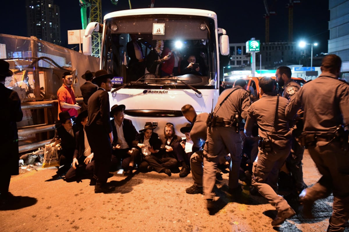 צפו: הפלג מפגין בבני ברק במחאה על מעצר עריק