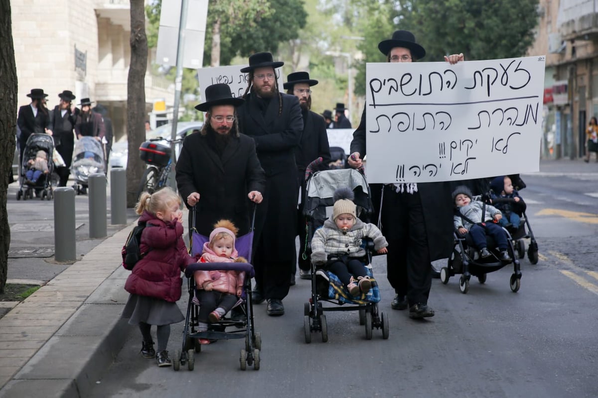 "פריצות נוראה"; הקיצוניים הפגינו עם ילדיהם הקטנים • תיעוד