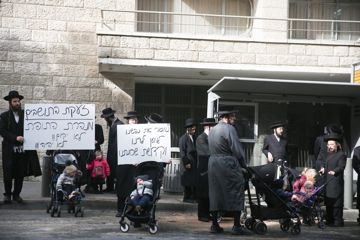 "פריצות נוראה"; הקיצוניים הפגינו עם ילדיהם הקטנים • תיעוד