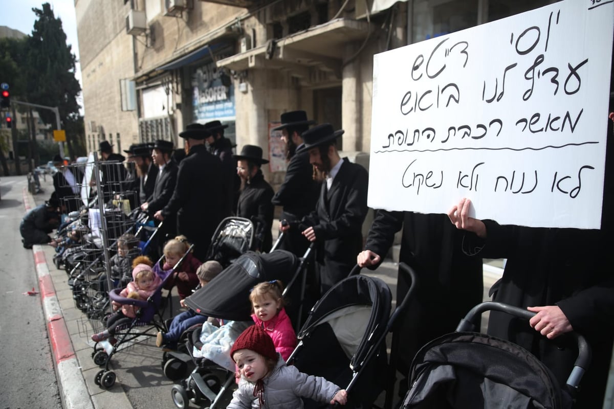 "פריצות נוראה"; הקיצוניים הפגינו עם ילדיהם הקטנים • תיעוד