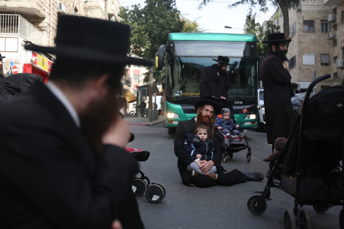 "פריצות נוראה"; הקיצוניים הפגינו עם ילדיהם הקטנים • תיעוד