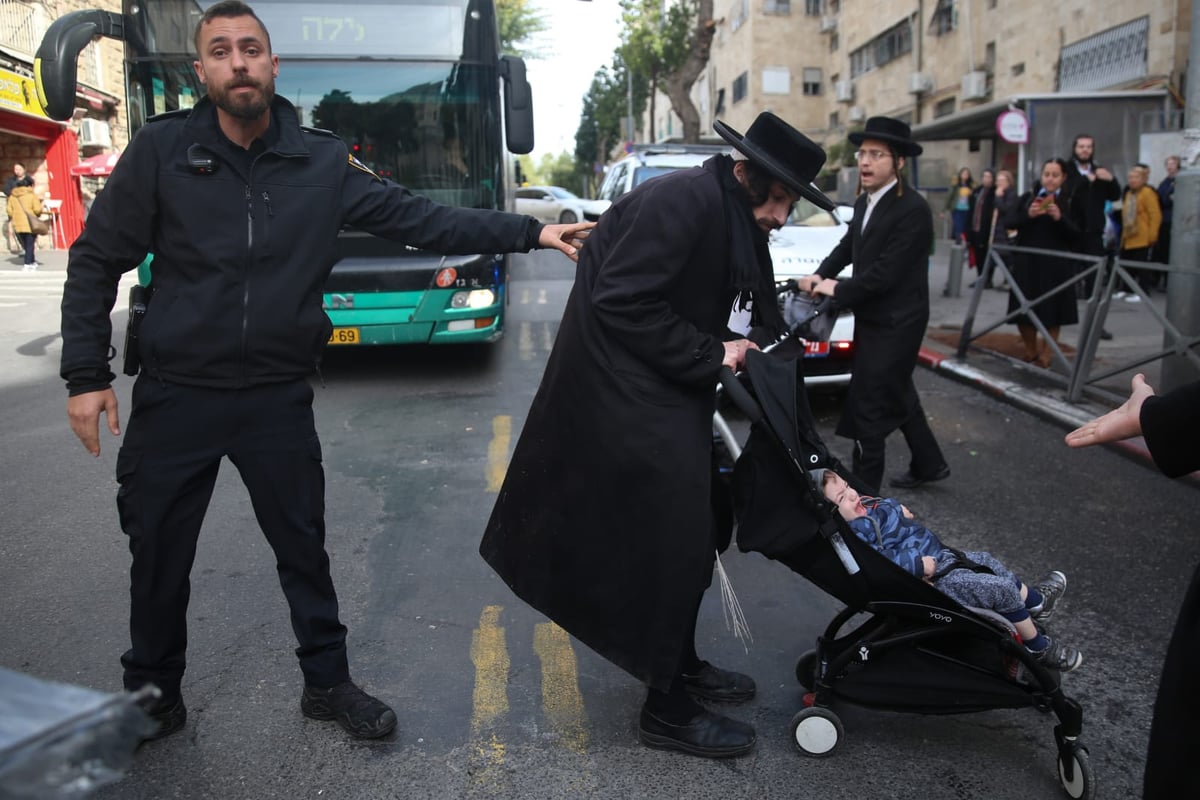 "פריצות נוראה"; הקיצוניים הפגינו עם ילדיהם הקטנים • תיעוד