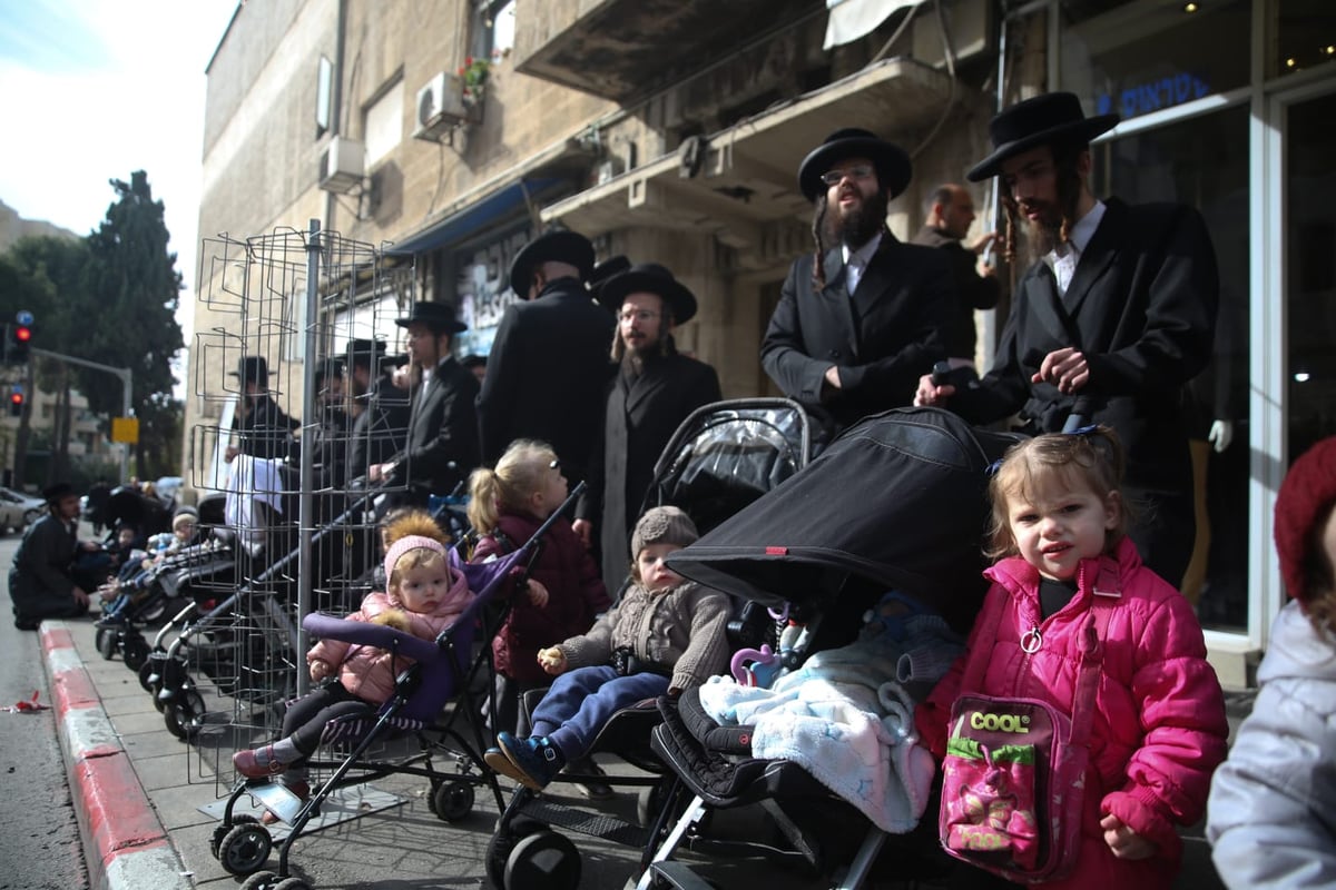 "פריצות נוראה"; הקיצוניים הפגינו עם ילדיהם הקטנים • תיעוד