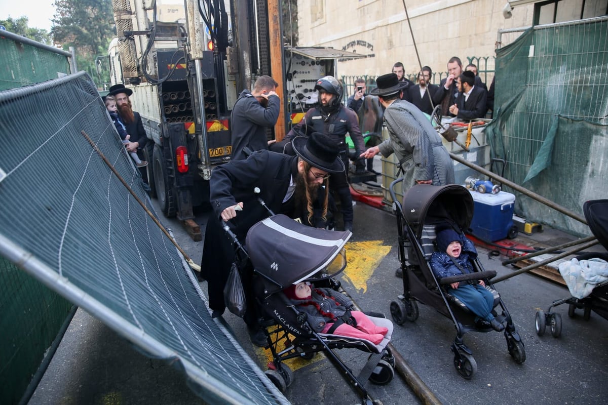 "פריצות נוראה"; הקיצוניים הפגינו עם ילדיהם הקטנים • תיעוד