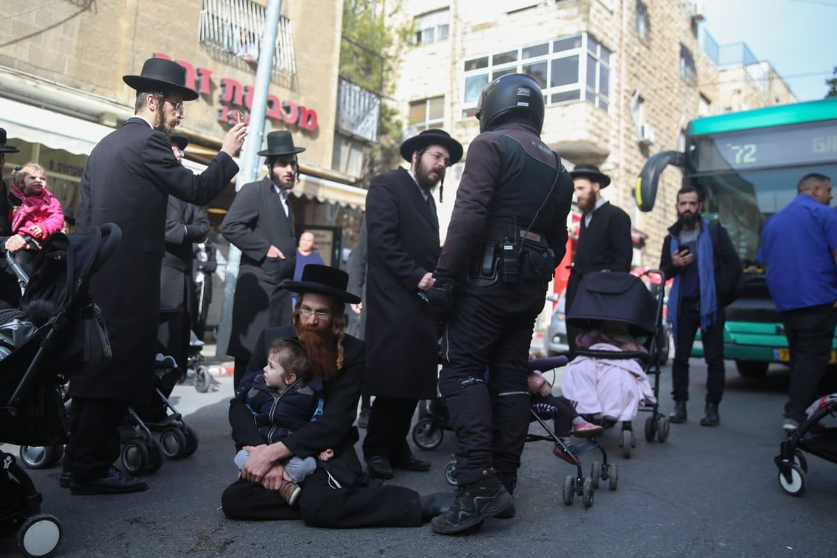 "פריצות נוראה"; הקיצוניים הפגינו עם ילדיהם הקטנים • תיעוד