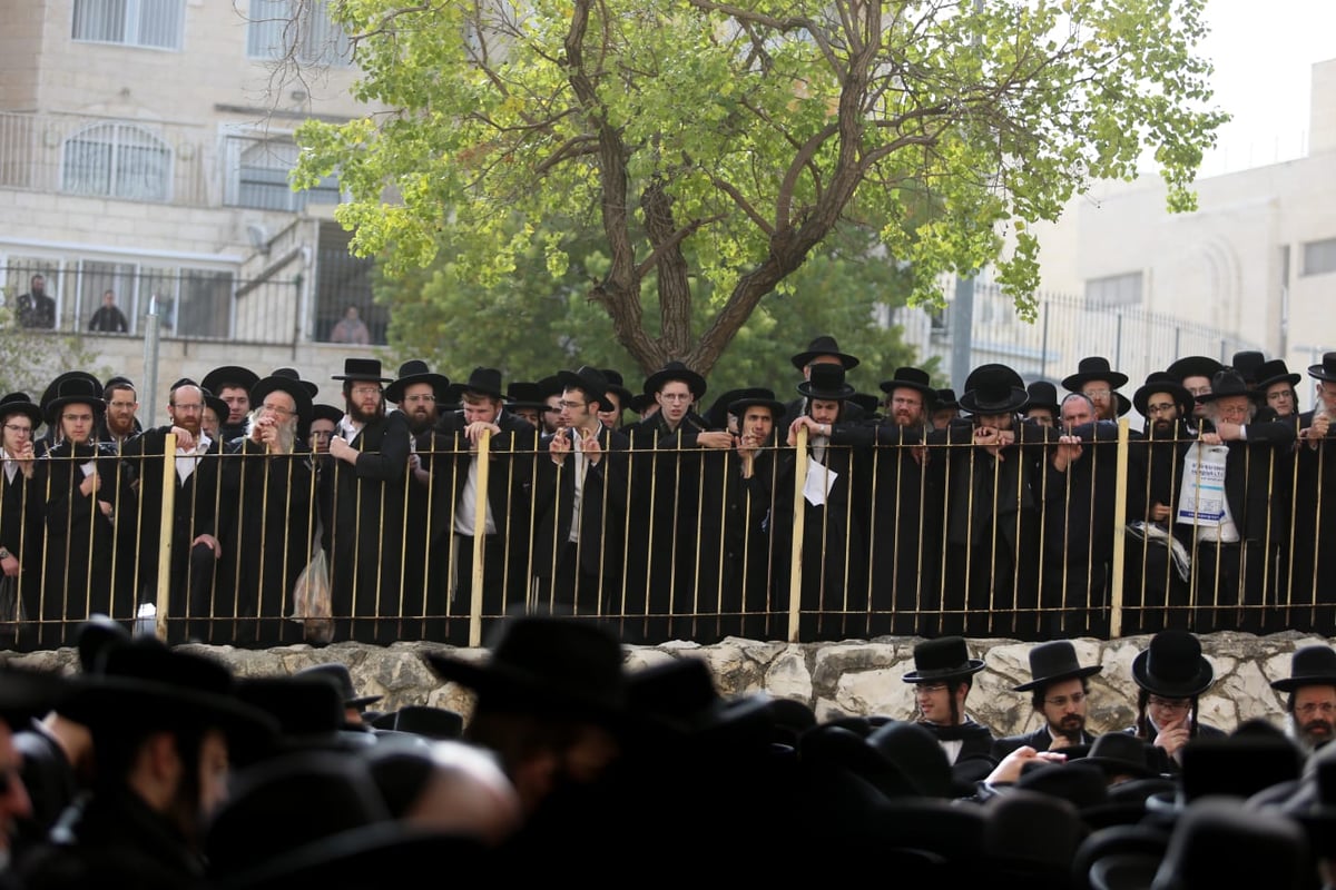 ירושלים: אלפים ליוו למנוחות את אשת הגאב"ד