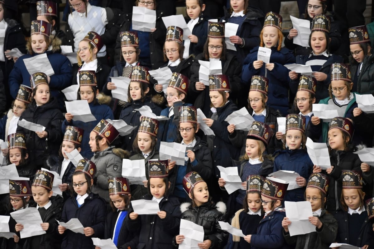 האדמו"רים מויז'ניץ וספינקא ערכו 'חלאקה' לנכדם