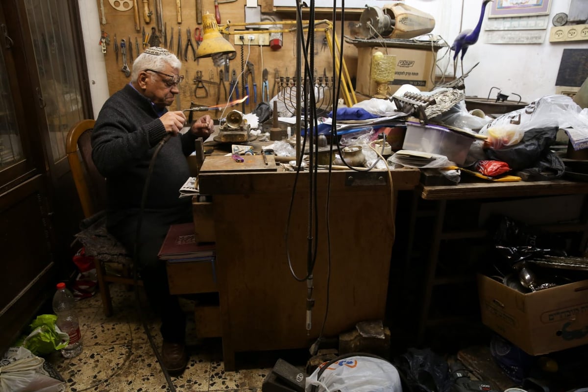 'מתקן החנוכיות' מנסה לעמוד בעומס העבודה