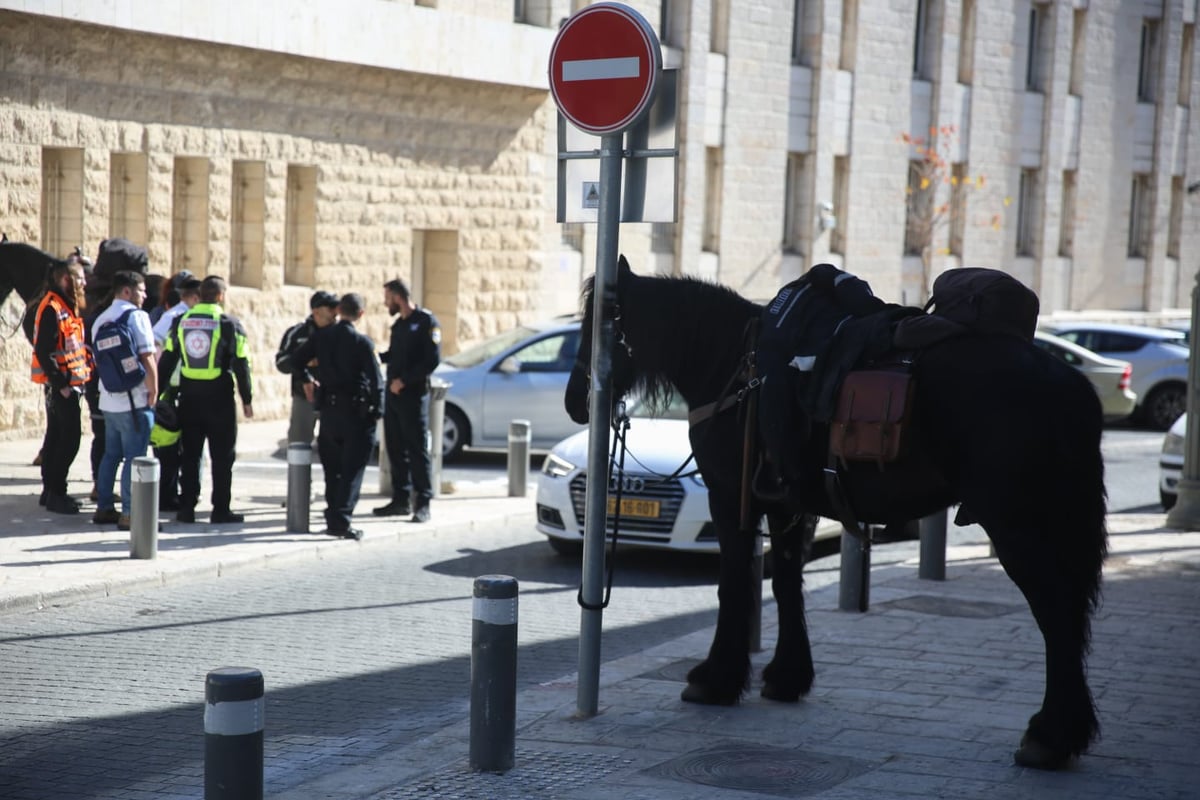 שני פרשים נכנסו למאה שערים וחטפו אבנים; שוטר נפצע