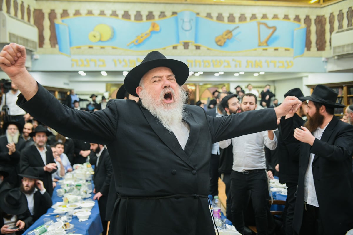 י"ט כסלו בכפר חב"ד: צפו בהתוועדות המרכזית