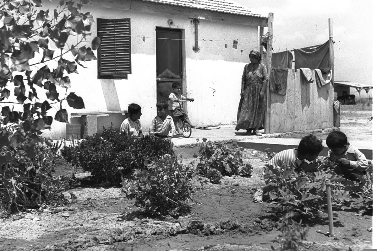 משפחת עולים מאיראן בשנת 1956