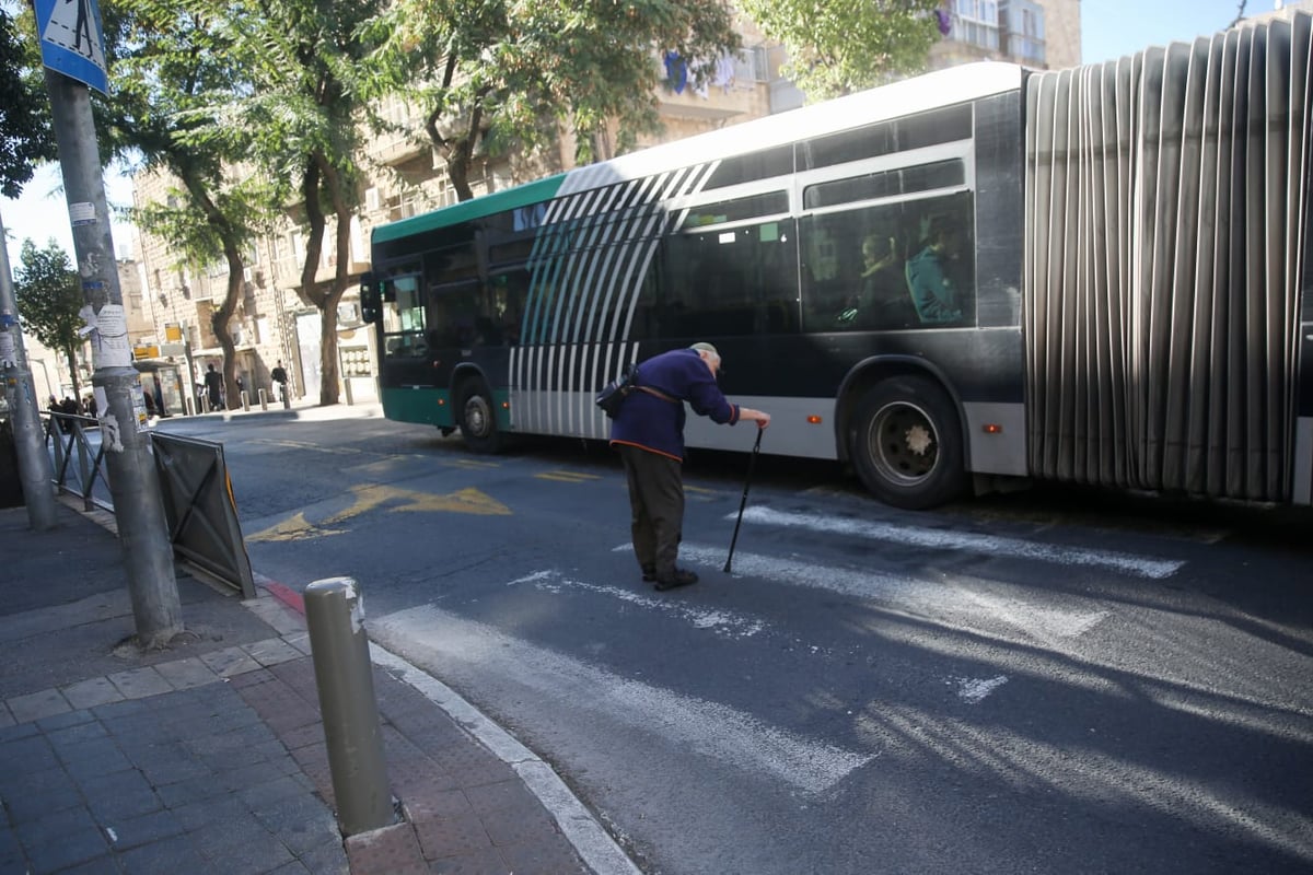 תמונת השבוע: האוטובוס 'חתך' את הקשיש