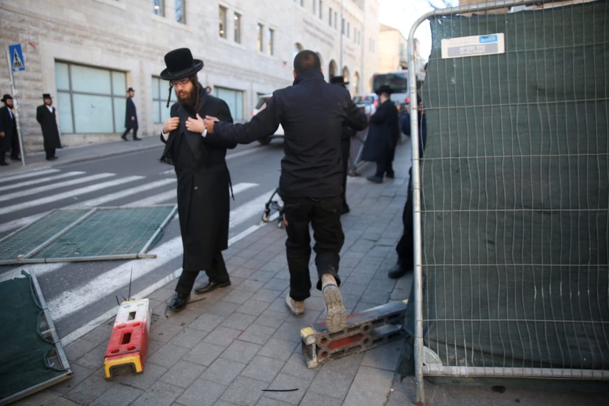 הקיצונים התיישבו עם ילדיהם באתר בניית הרכבת הקלה