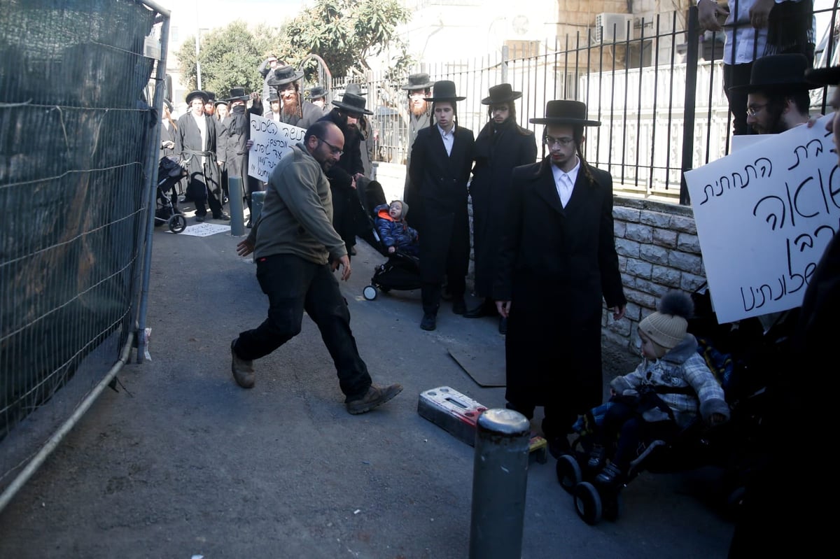 הקיצונים התיישבו עם ילדיהם באתר בניית הרכבת הקלה