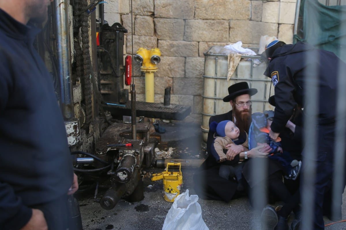 הקיצונים התיישבו עם ילדיהם באתר בניית הרכבת הקלה