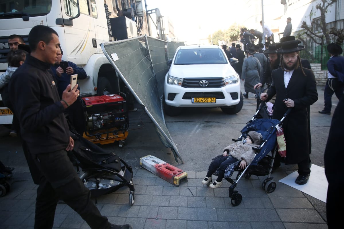 הקיצונים התיישבו עם ילדיהם באתר בניית הרכבת הקלה