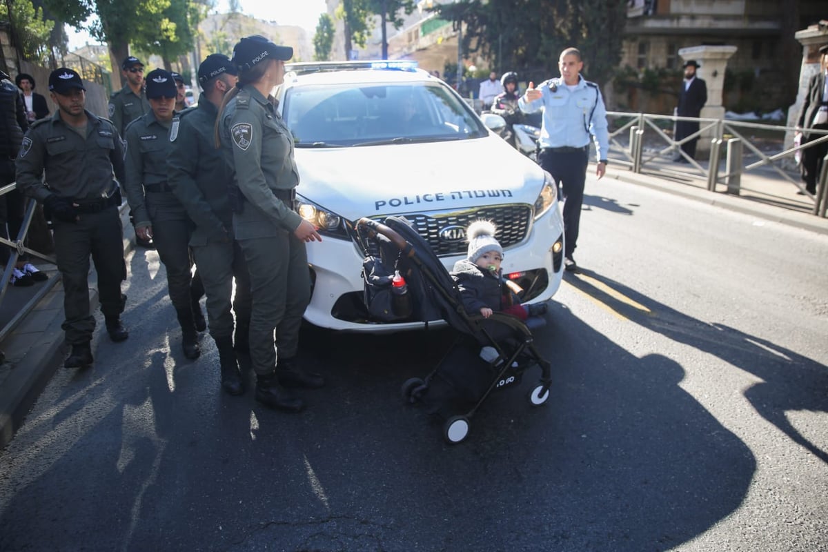 הקיצונים התיישבו עם ילדיהם באתר בניית הרכבת הקלה