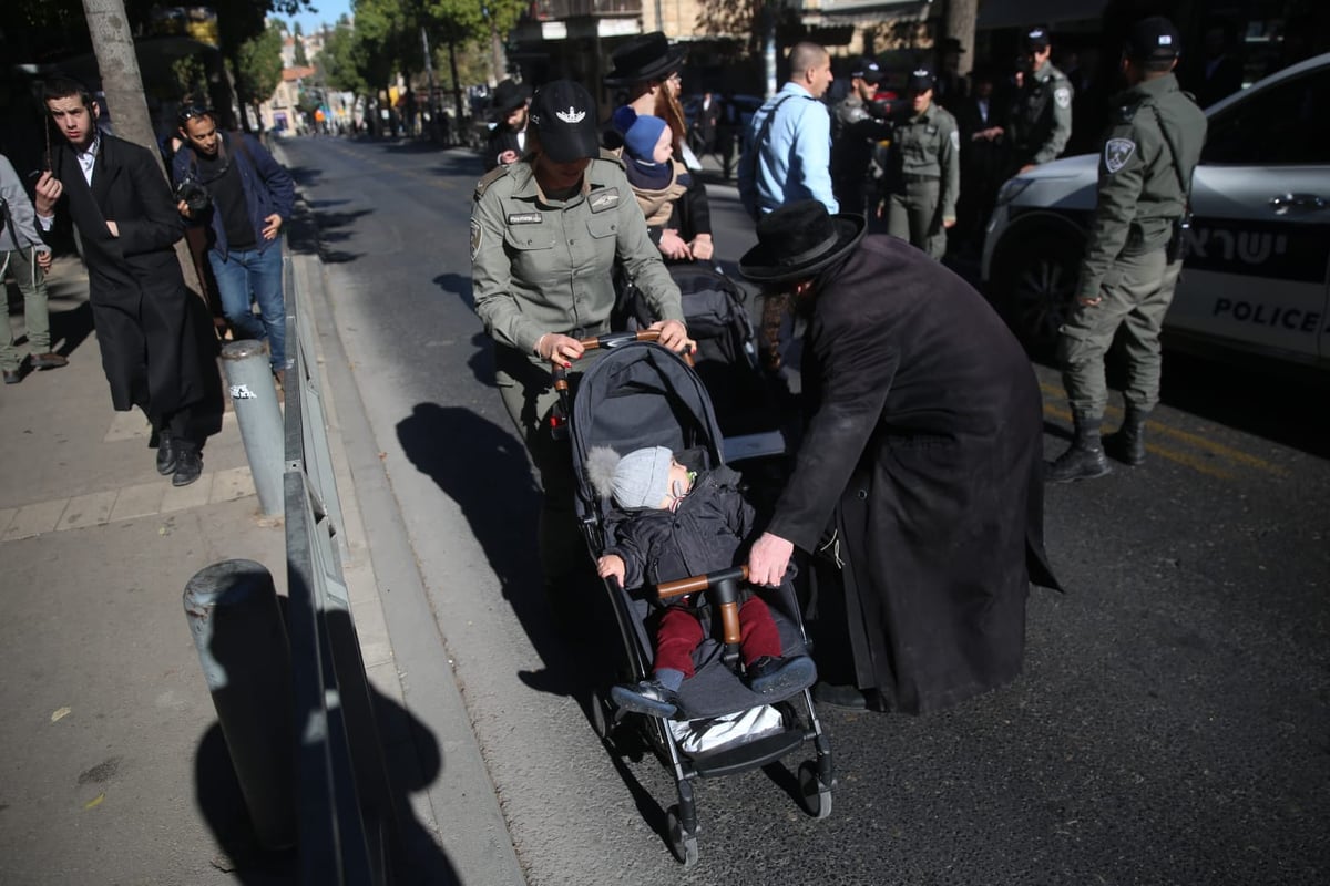 הקיצונים התיישבו עם ילדיהם באתר בניית הרכבת הקלה