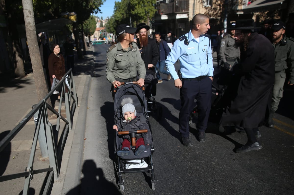 הקיצונים התיישבו עם ילדיהם באתר בניית הרכבת הקלה